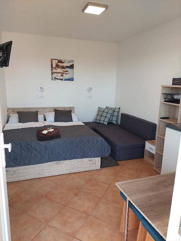 studio 2 s klimatizací, soc. zař. a kuchynkou, s vlastní terasou