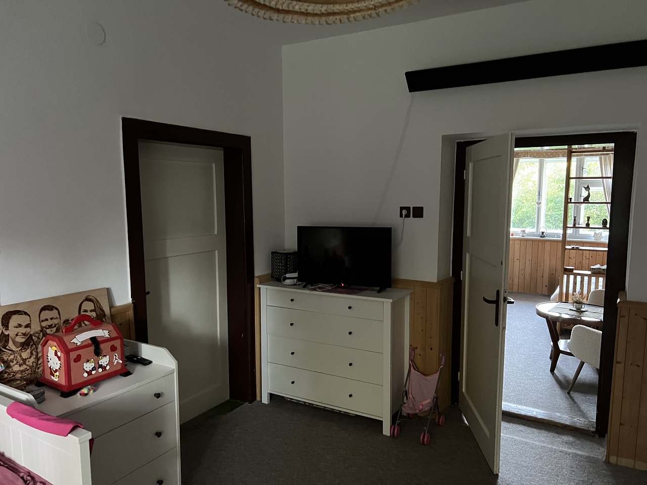 Televize i výhled do přírody – vše připraveno pro klidné večery.