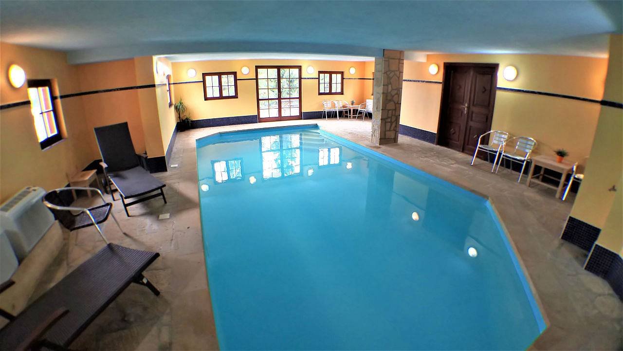 Teplota vody 28-29C, možnost vstupu na terasu