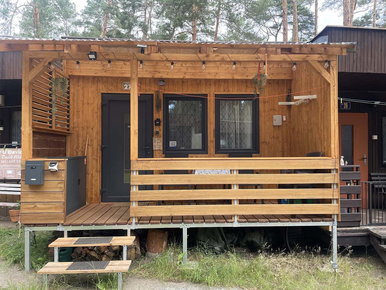 Terasa chaty 27, žaluzie a květiny