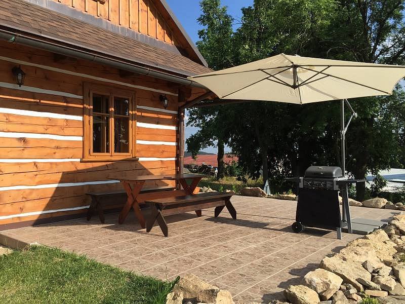 Terasa s grilem a slunečníkem