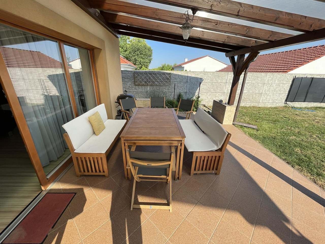 Terasa s posezením u grilu