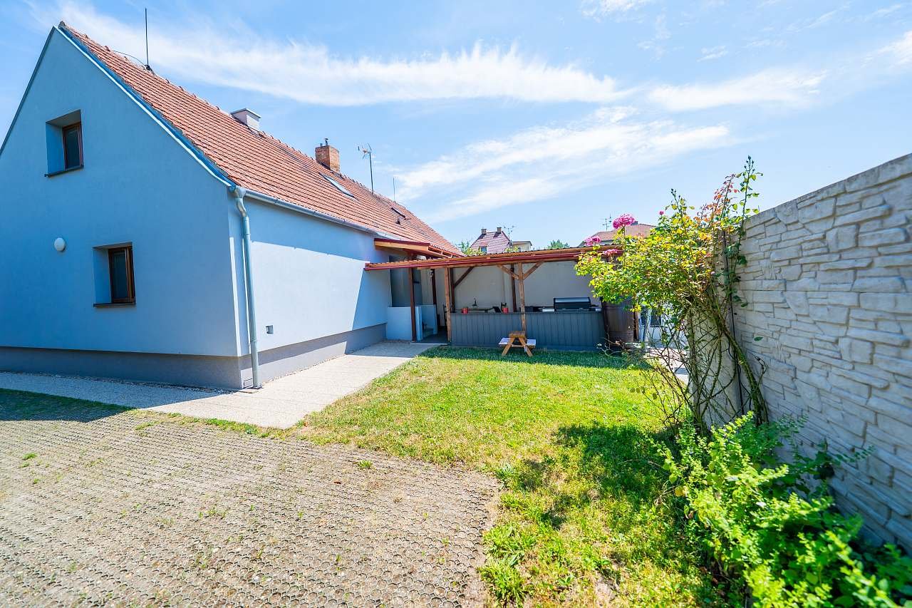 Terasa, vstup do domu - pohled z příjezdové cesty