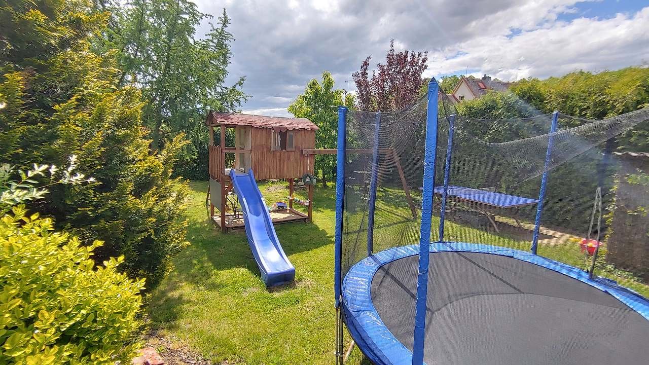 trampolína a hrací domeček s pískovištěm