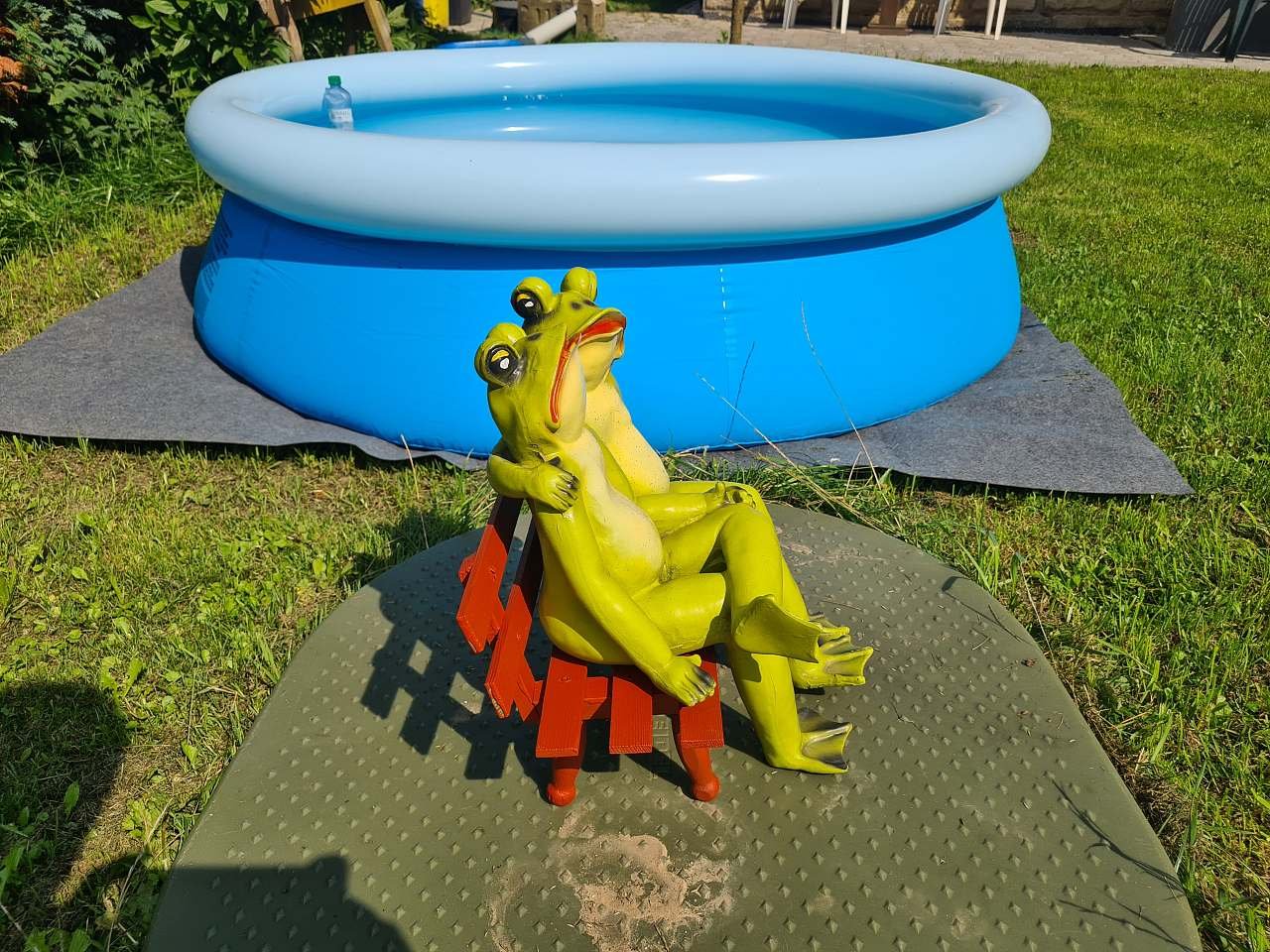 U bazénu je dnes plno.