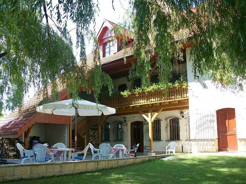 ubytovací část domu s pavlačí a terasou