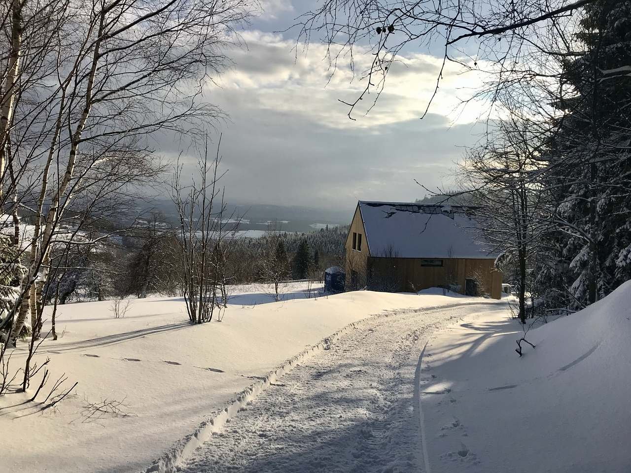 Upravovaná zimní cesta u chalupy