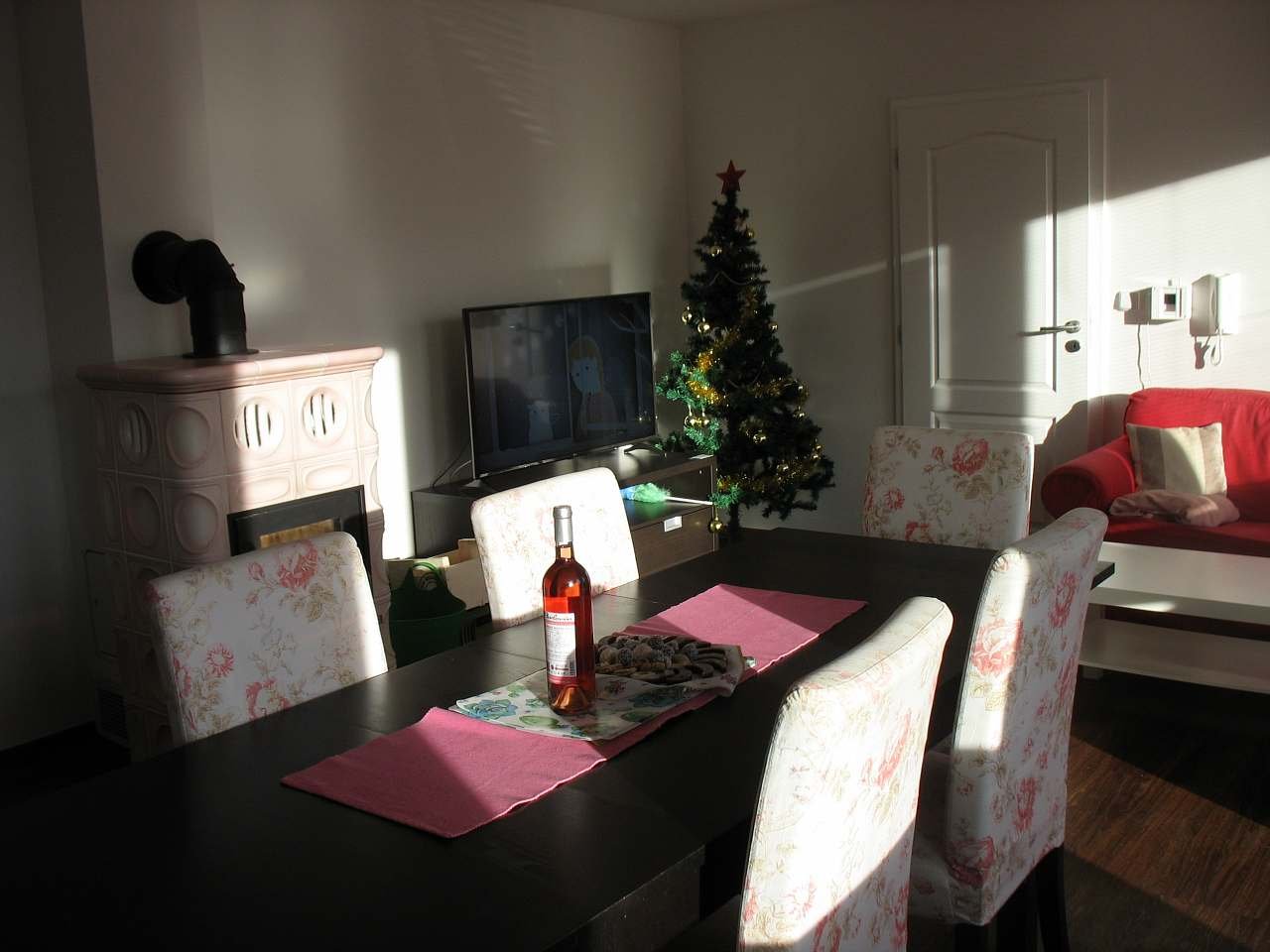 Vánoční výzdoba při vánočním pobytu s domácím vánočním cukrovím