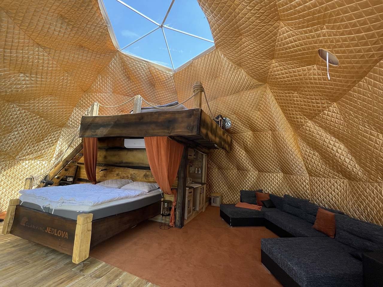 Velký otevřený interiér