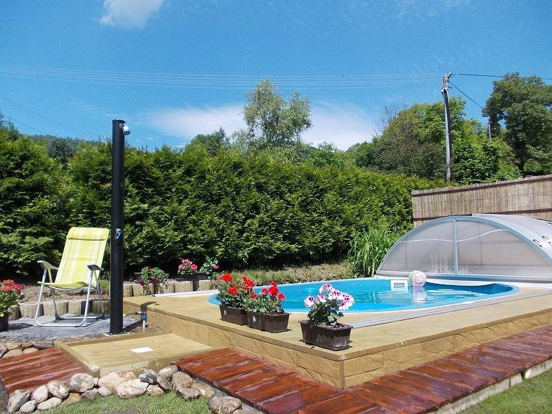 venkovní bazen u roubenky