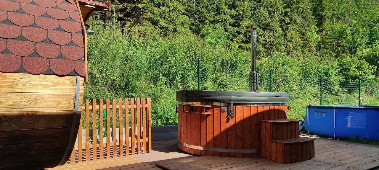 venkovní koupací sud s vířivkou