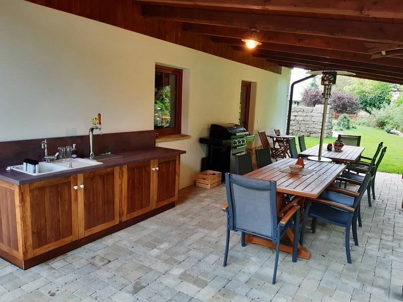 Venkovní kuchyně s posezením