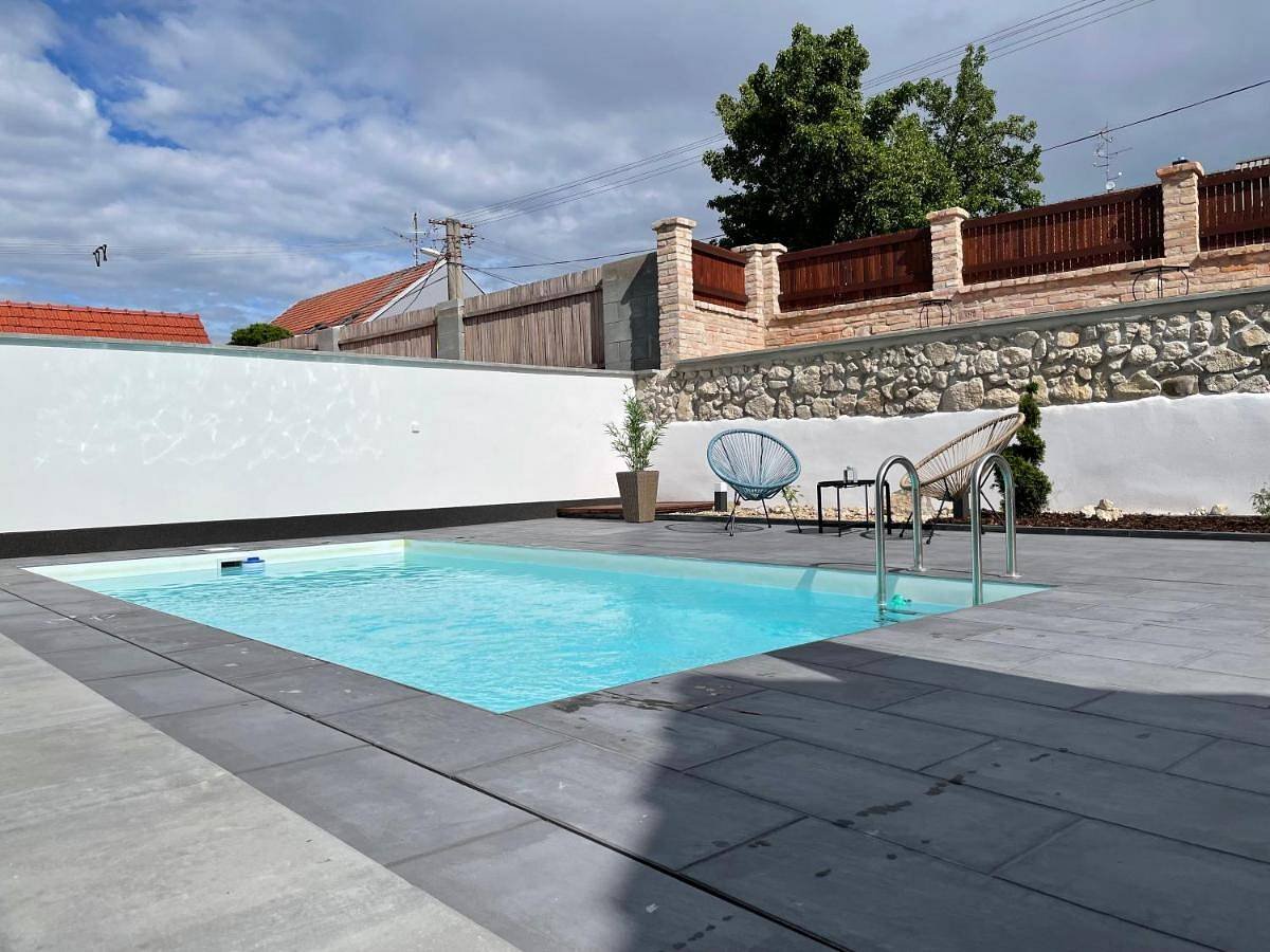 Venkovní posezení s bazénem