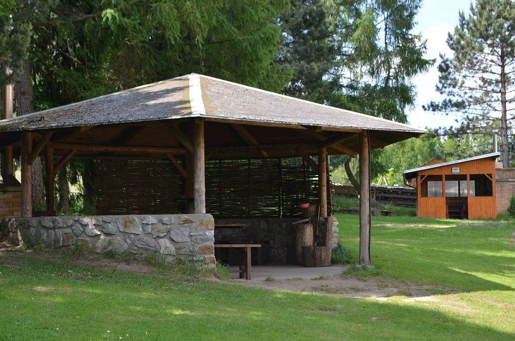 Venkovní posezení s grilem