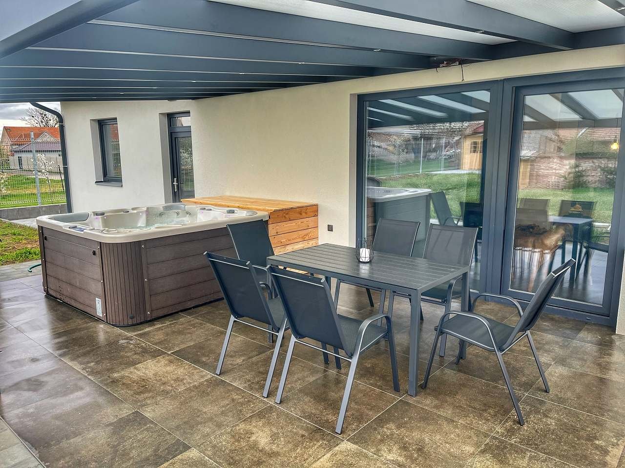 Venkovní posezení s vířivkou