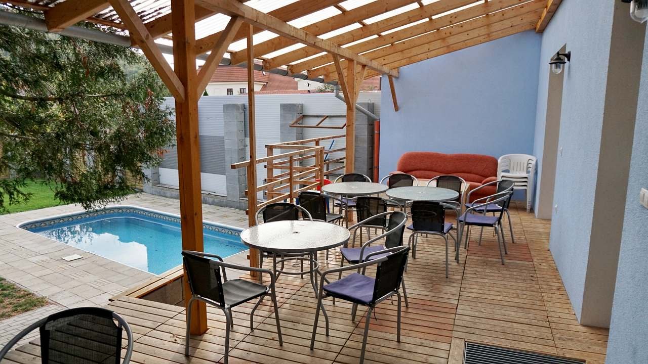 Venkovní terasa s posezením