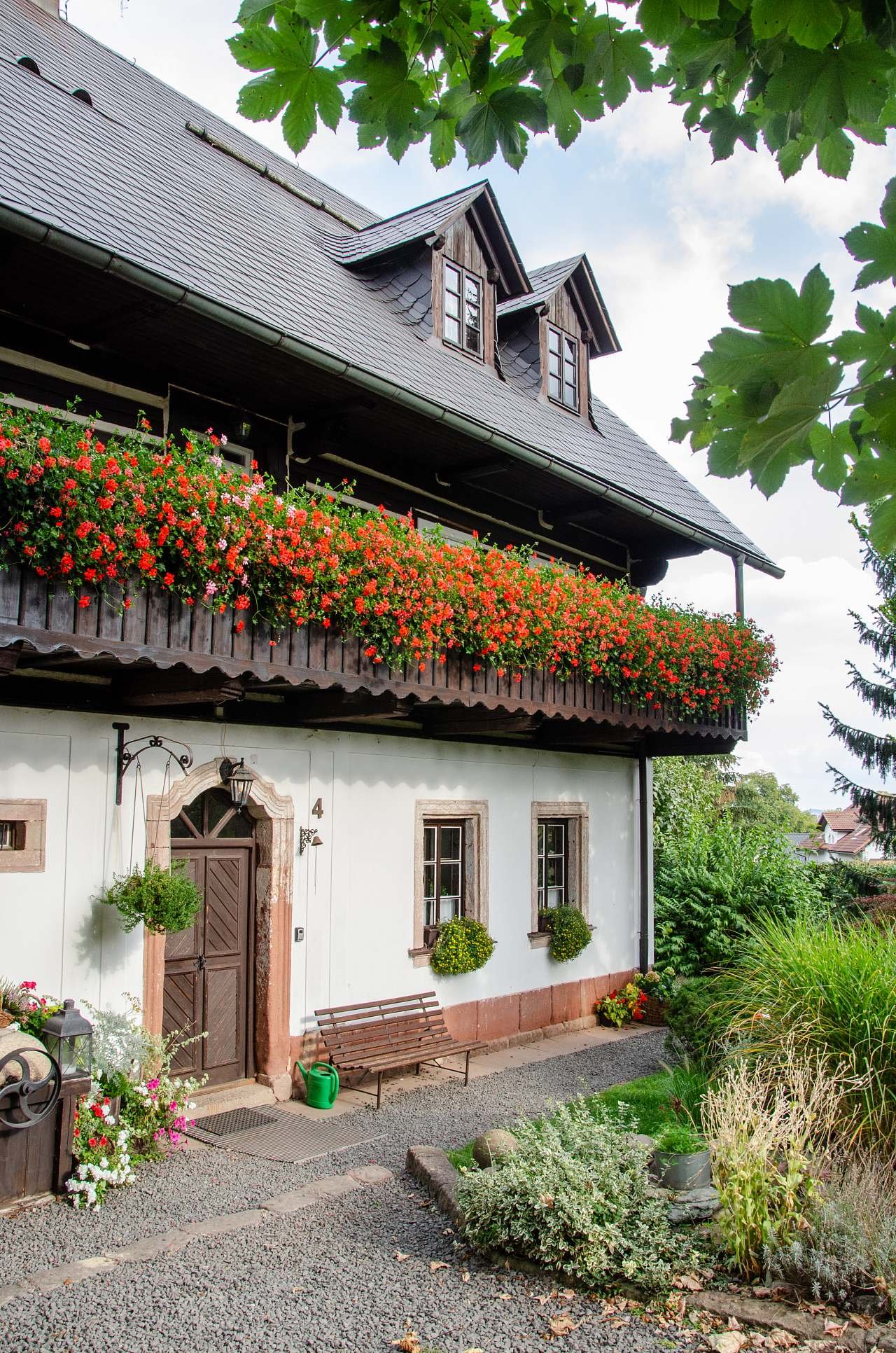 Vstup do chalupy, která zde stojí od roku 1743.