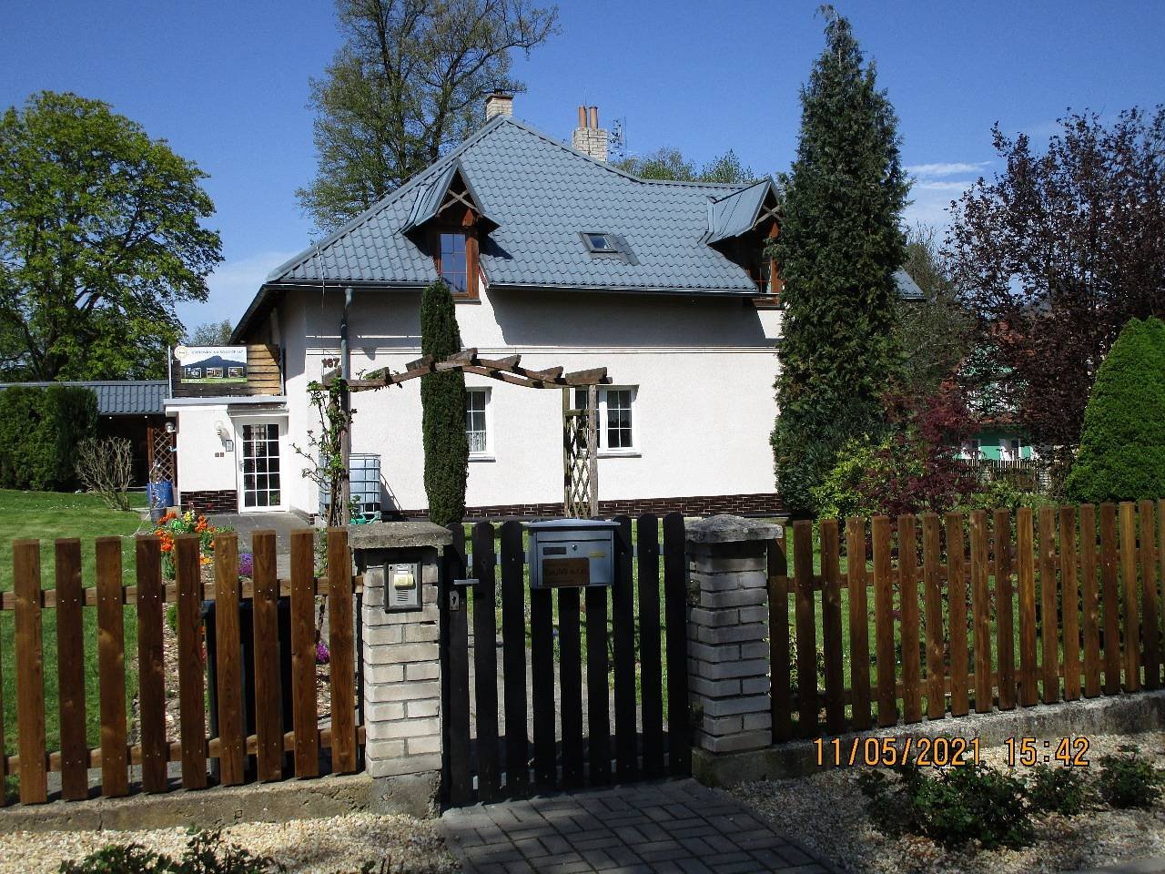 vstupní branka z ulice Březinova