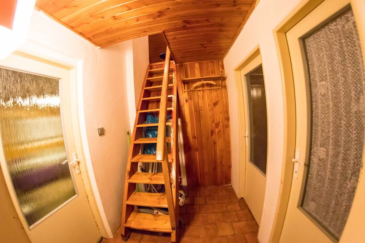 vstupní chodba a schodiště