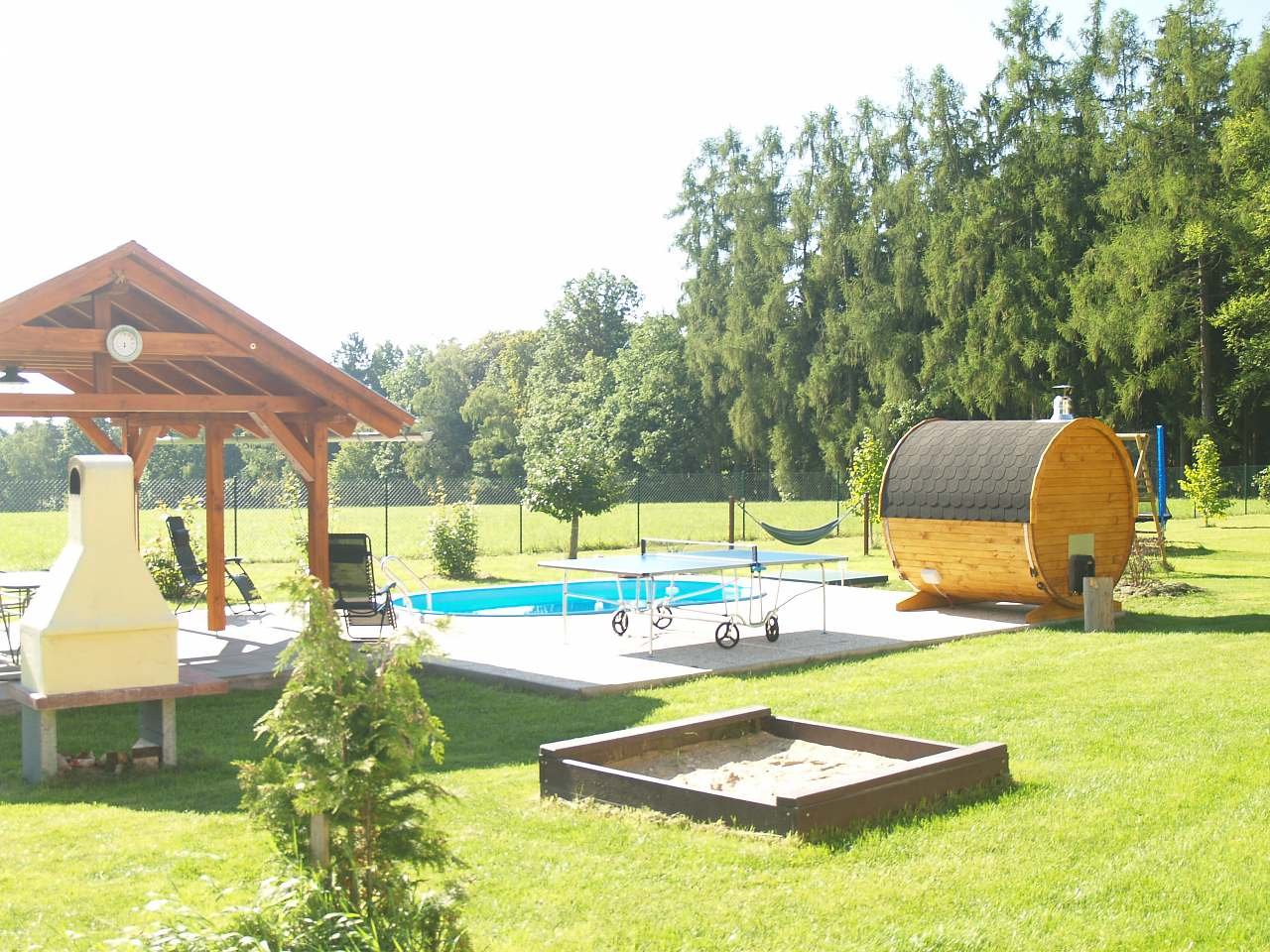 Výhled z terasy, pískoviště na dohled