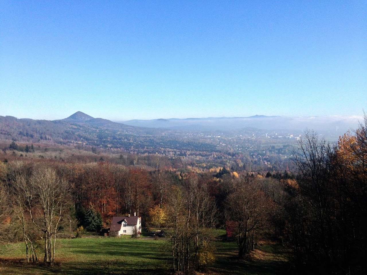 Výhled z vrcholu na Klíč a Nový Bor
