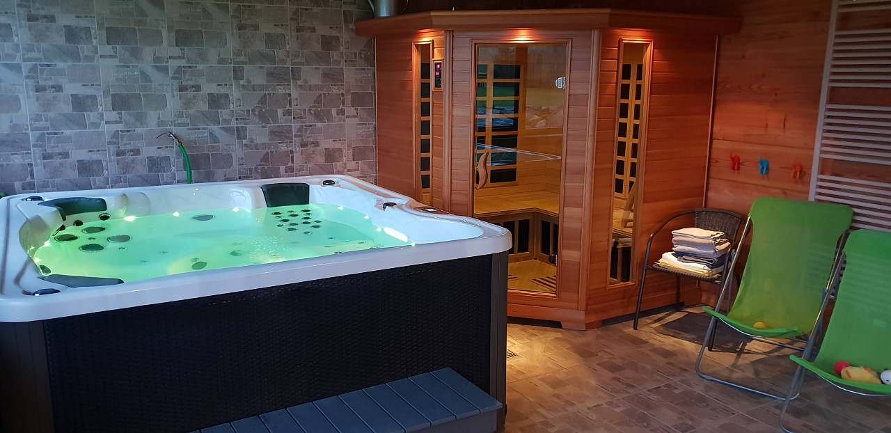 Wellness s vířivkou a saunou pro 5 osob a profi gril.
