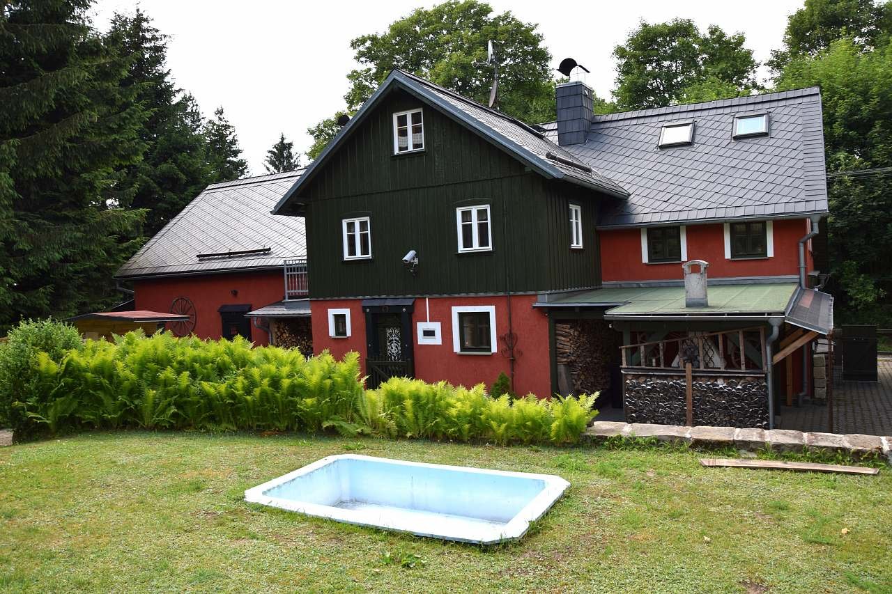 Zadní část chalupy do zahrady