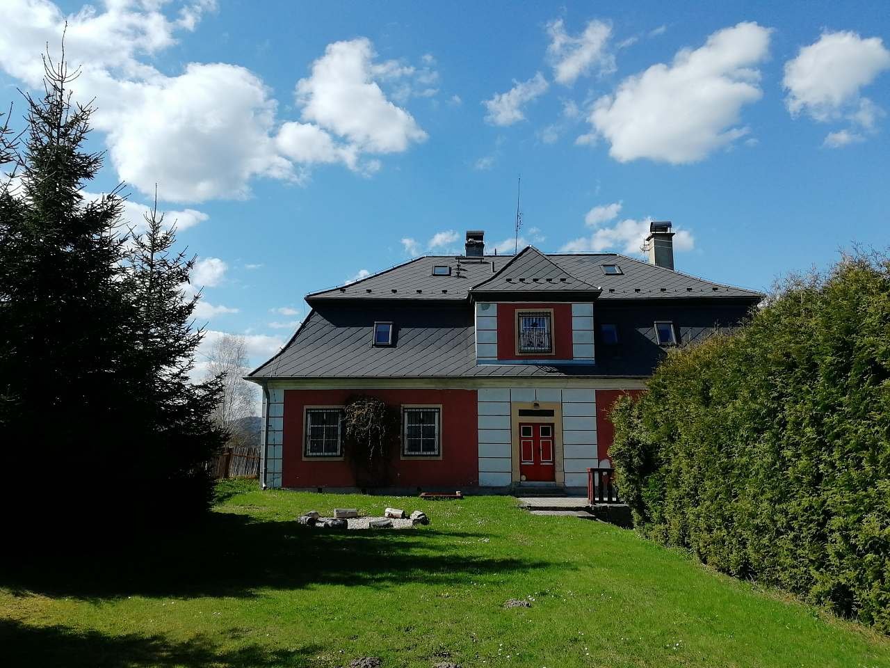 Zadní zahrada s ohništěm