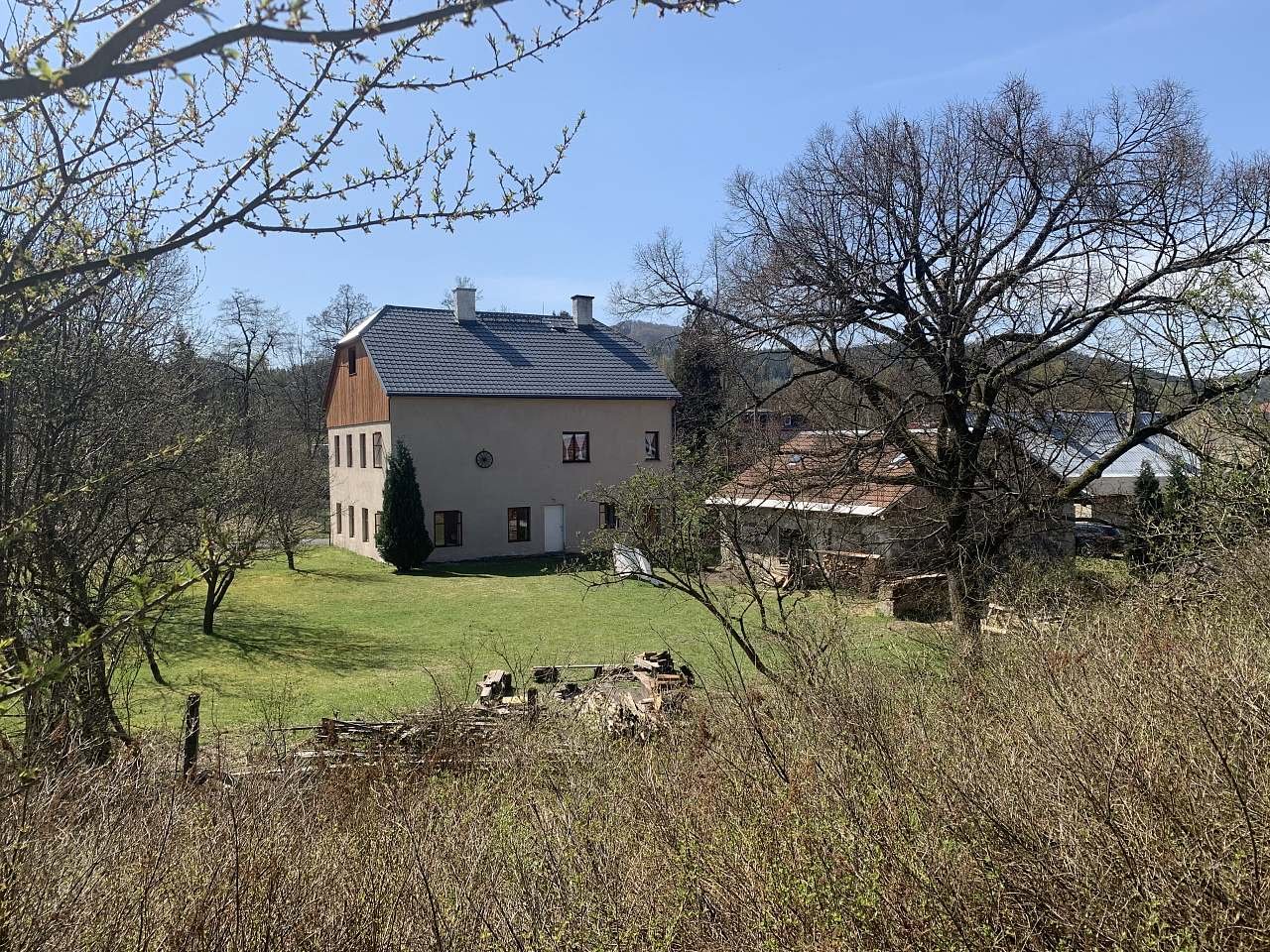 Zahrada - pohled na chatu