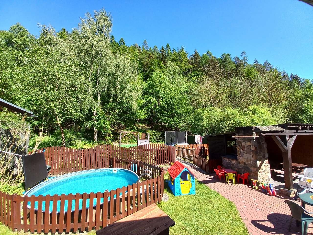 zahrada-výhled z kuchyně, vyfoceno 5/2024