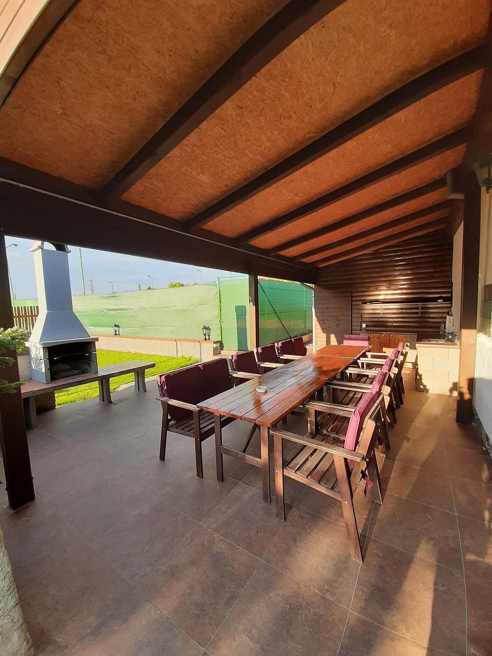 Zahradní kuchyně s posezením