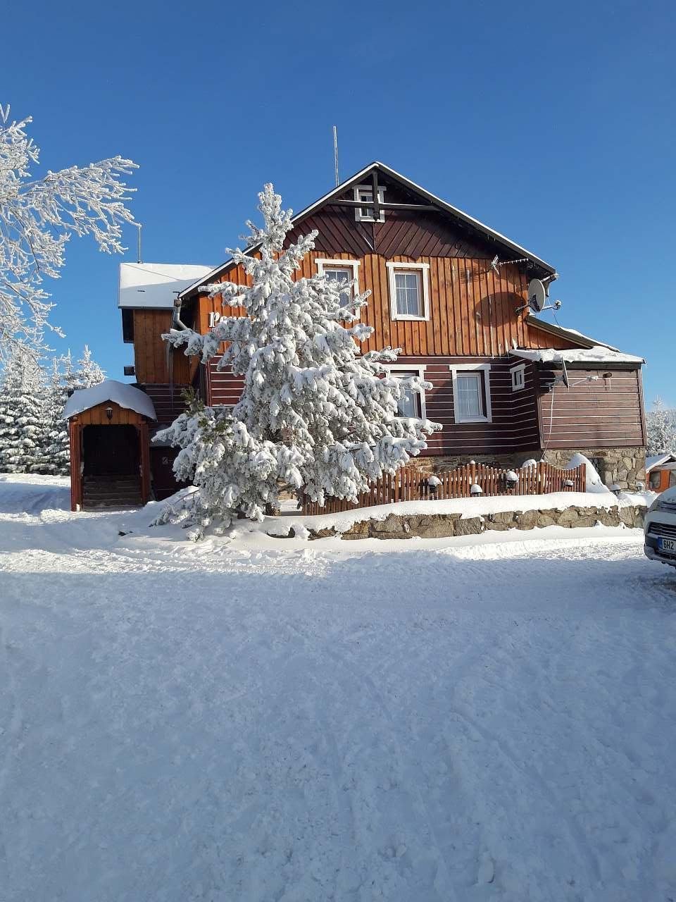 Zimní pohled na chalupu