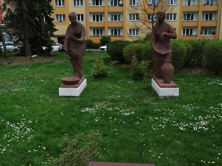 Alegorické sochy: Pohostinství a Hojnosti - Sokolov