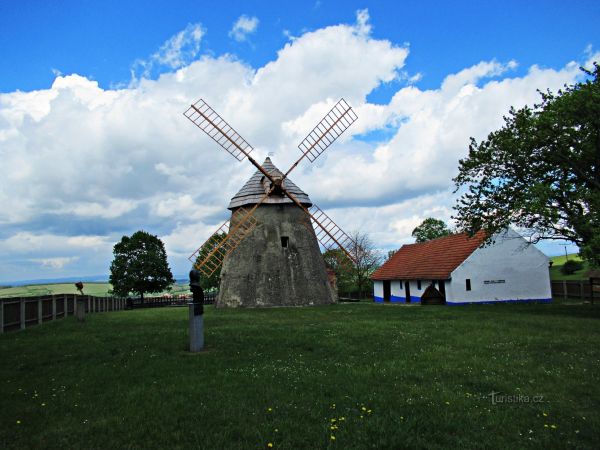 Areál větrného mlýna nad obcí Kuželov na Slovácku