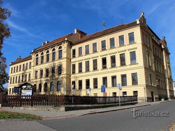 Budova školy v Protivíně.
