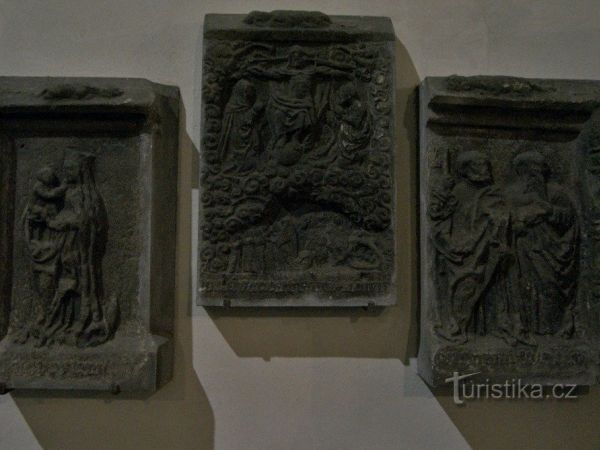 Čáslav – náhrobníky na kostele sv. Petra a Pavla