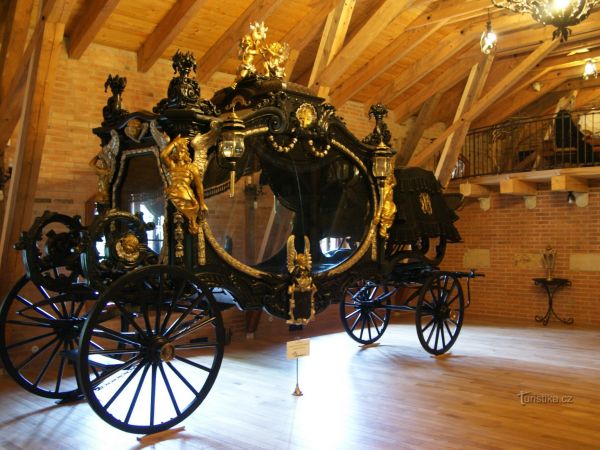 Čechy pod Kosířem – největší smuteční kočár světa (muzeum kočárů)