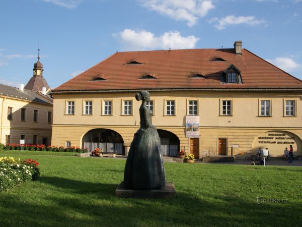 Česká Skalice – bývalá tvrz a hostinec, dnes muzeum B. Němcové a textilu