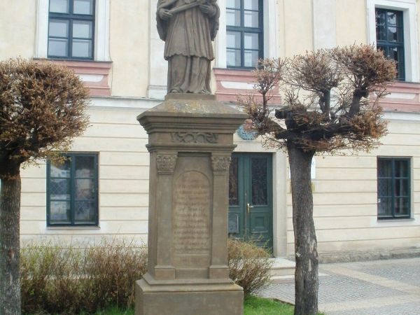 Chlumec nad Cidlinou - pomník se sochou sv. Jana Nepomuckého - tip na výlet