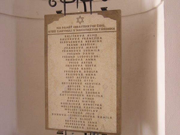Chrast – Pamětní deska chrasteckým obětem holocaustu