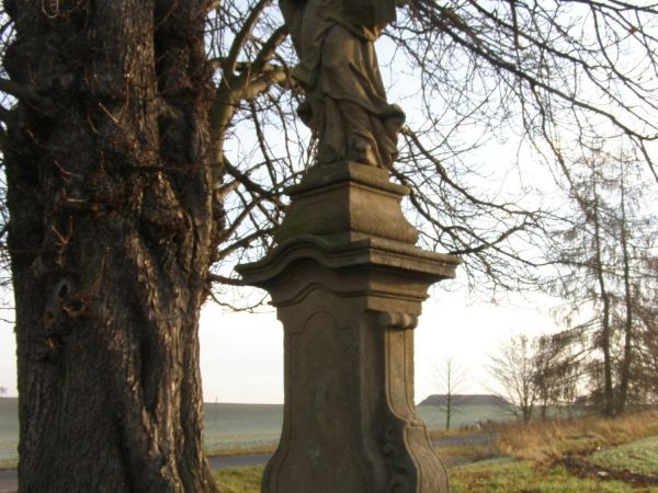 Chvalkovice - socha sv. Vincence a starý rozcestník