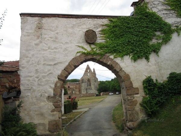 Dolní Kounice – historie, zřícenina kláštera, zámek, židovské památky - tip na výlet