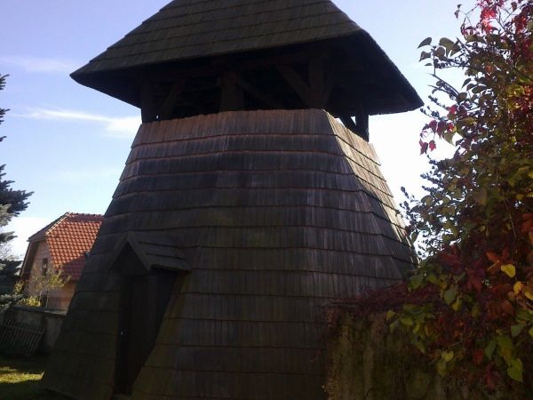 Dřevěná zvonice v Ježově.