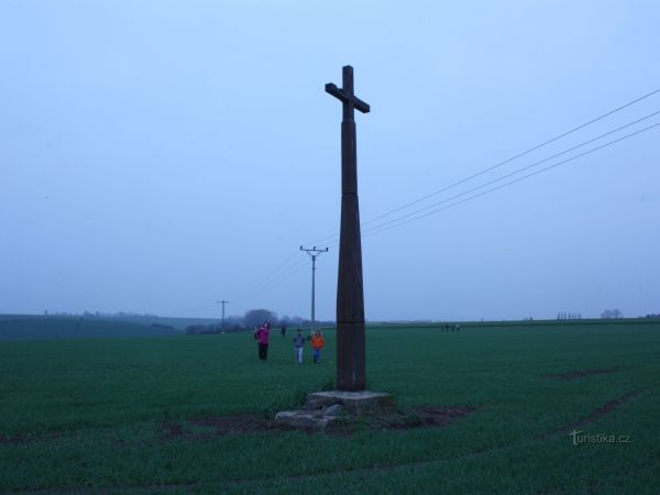 Dřevěný kříž v polích u Měrovic nad Hanou