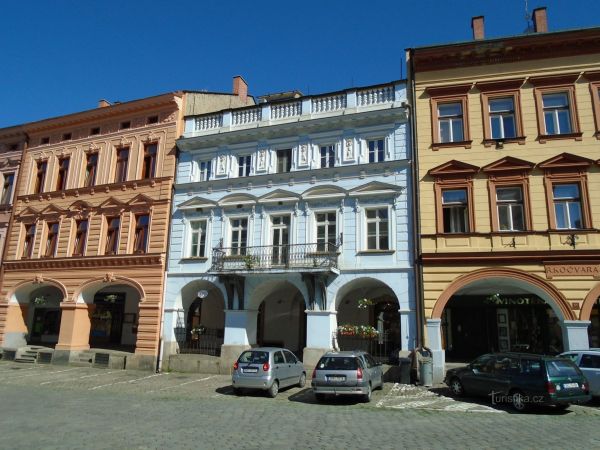 Dům čp. 61 na náměstí Československé armády v Jaroměři