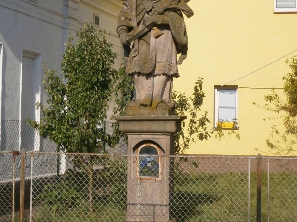 Dvojice památkově chráněných soch sv. Jana Nepomuckého v Černožicích