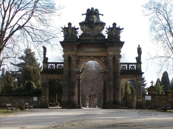 Gothard - portál nového hřbitova - tip na výlet