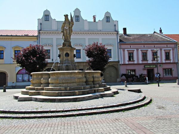 Historická kašna na náměstí v Tovačově
