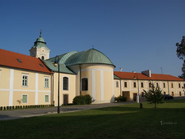 Holešovský zámek, Šachova synagoga a další zajímavosti