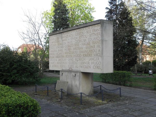 Horní Počernice - památník obětem 2. světové války